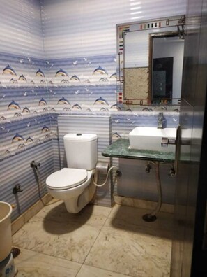 Shower, rainfall showerhead, free toiletries, towels