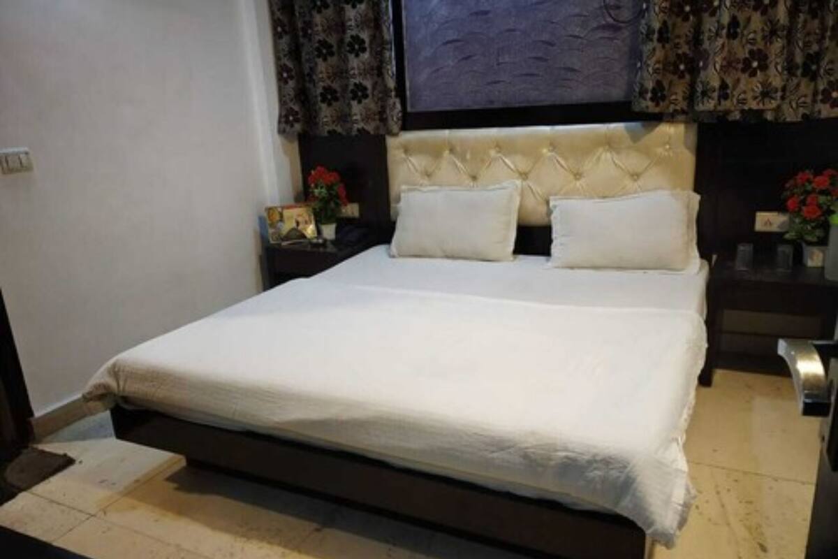Desk, laptop workspace, rollaway beds, free WiFi