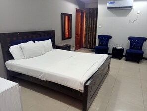 Master Room | In-room safe, iron/ironing board, free WiFi - The Hotel (Rawalpindi)