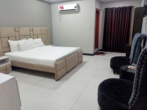 Suite Room | Safe på rommet, strykejern/-brett og wi-fi (inkludert)