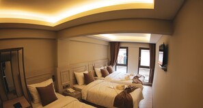 Deluxe-Dreibettzimmer | Minibar, Zimmersafe, Verdunkelungsvorhänge, schallisolierte Zimmer