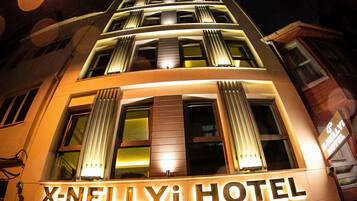 Voorkant accommodatie - avond/nacht