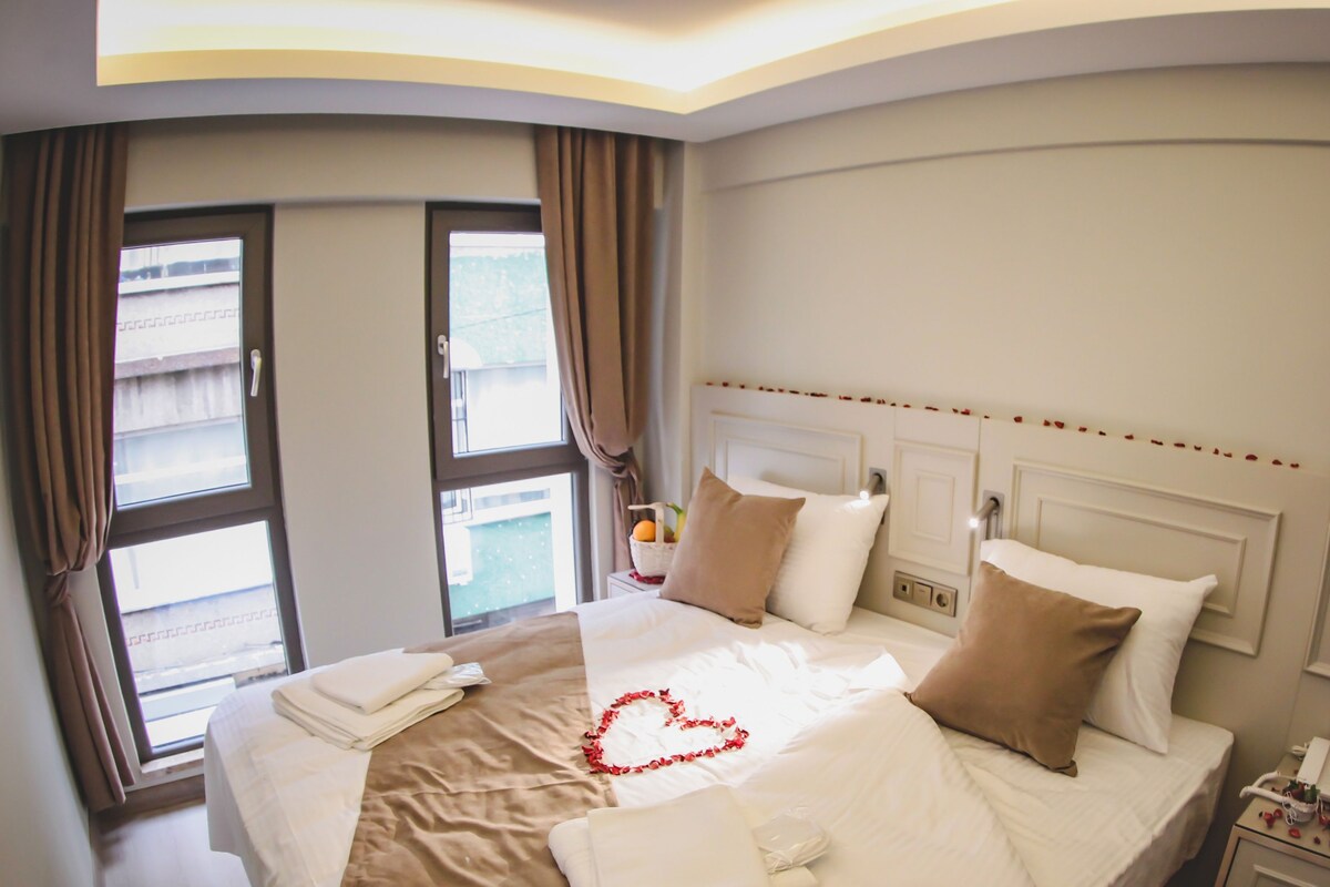Standard Double Room | Minibar, in-room safe, desk, laptop workspace