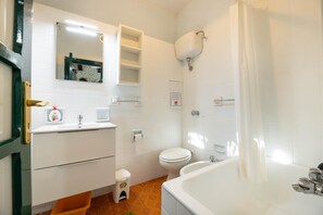 Bruser, hårtørrer, bidet, håndklæder