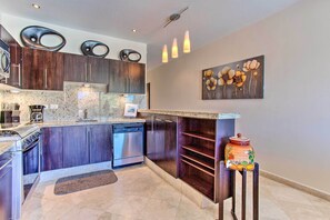 Fridge, microwave, stovetop, dishwasher