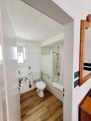 Standard Double Room | Bathroom | Shower, hair dryer, towels - Hotel Atlanta (Munich)