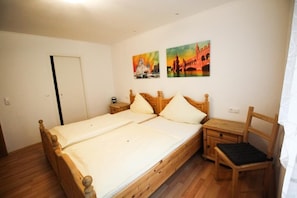 Standard Double Room | Desk, iron/ironing board, free WiFi, bed sheets - Hotel Atlanta (Munich)