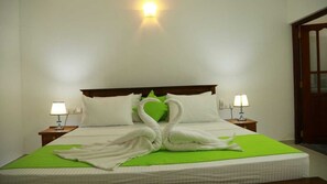 5 bedrooms, iron/ironing board, WiFi, bed sheets