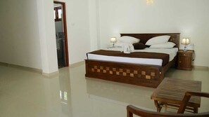 5 bedrooms, iron/ironing board, WiFi, bed sheets