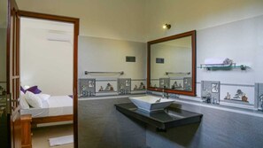 Ducha, secador de pelo, bidé y toallas