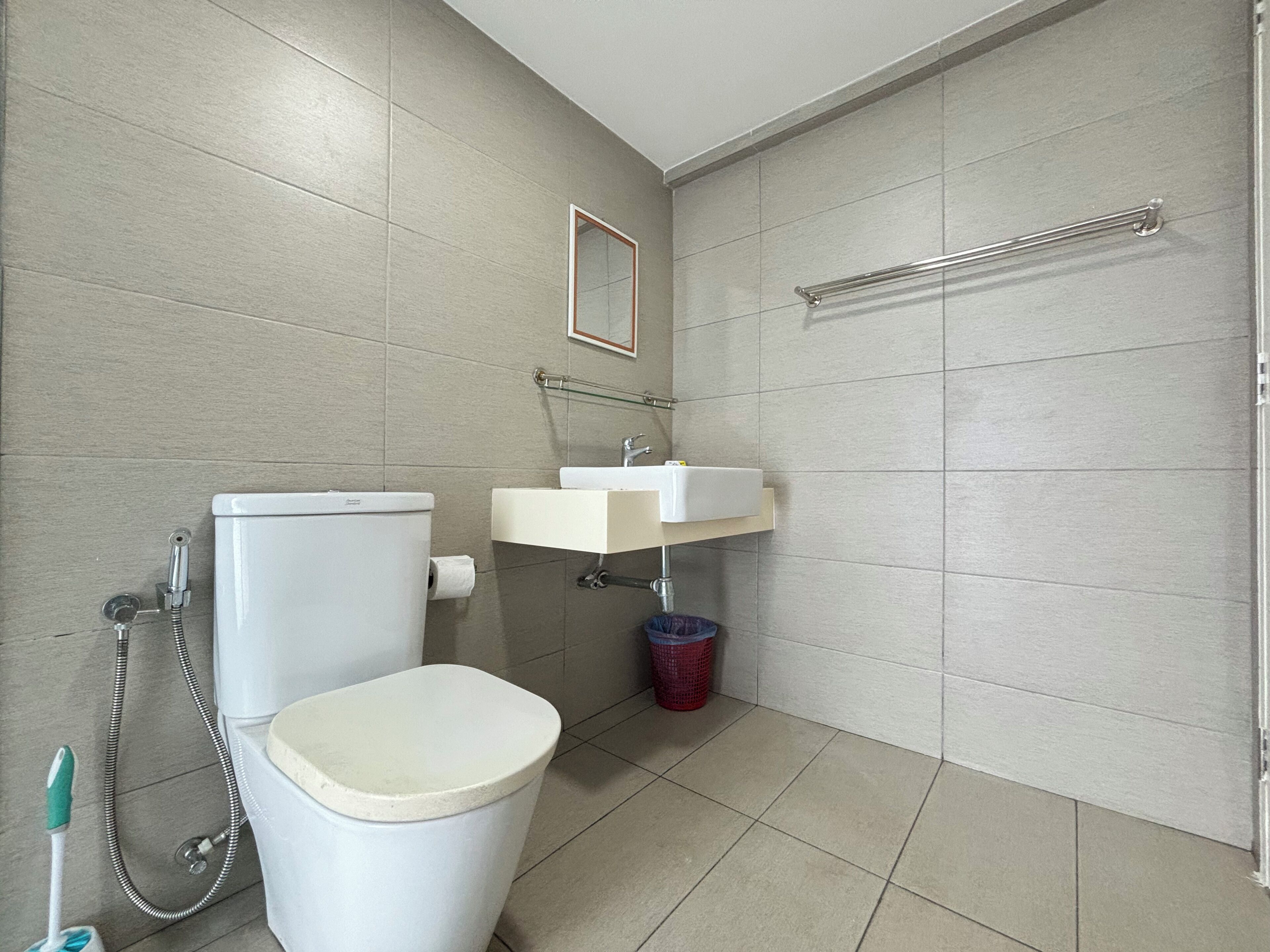 Un baño con inodoro, lavamanos y ducha.