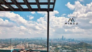 A rooftop infinity pool with lounge chairs and a city view. - Minsu Ekocheras (Kuala Lumpur)