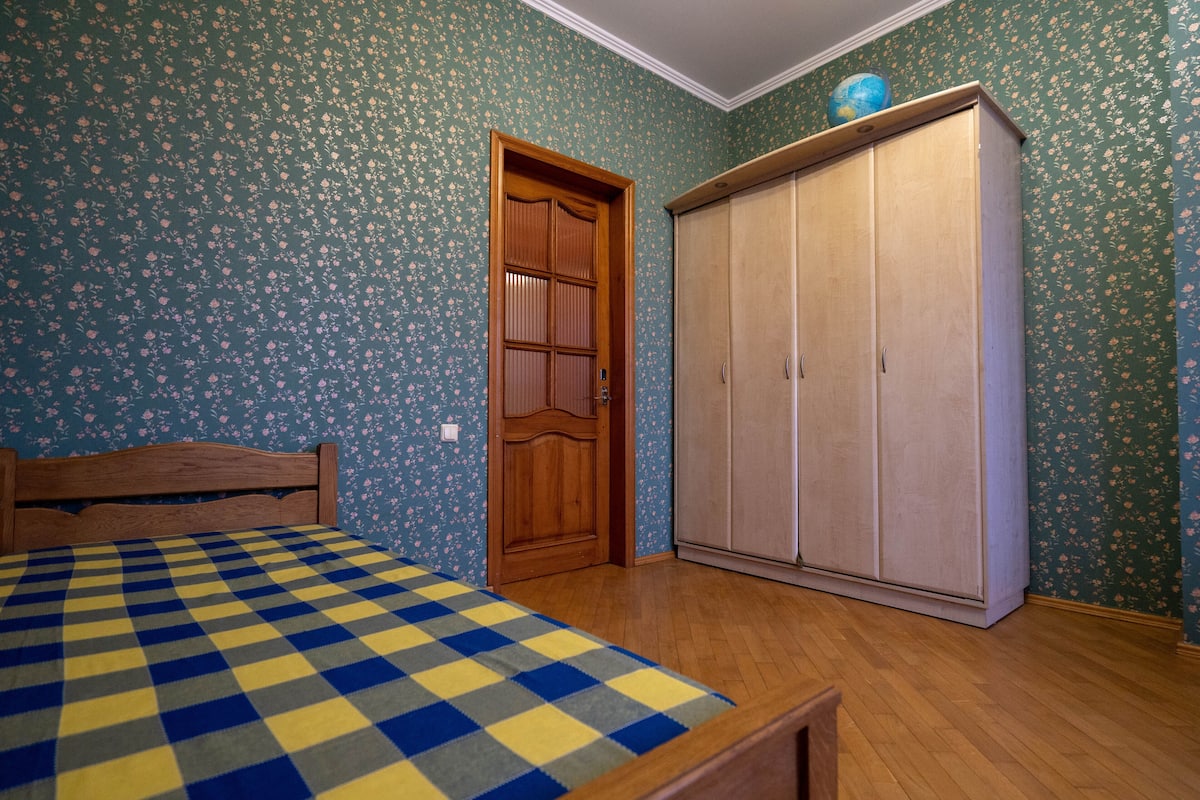Individually furnished, blackout curtains, iron/ironing board, free WiFi