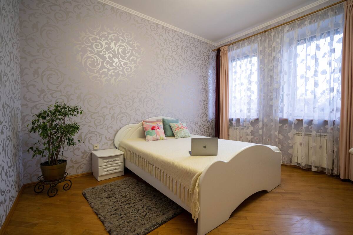 Individually furnished, blackout curtains, iron/ironing board, free WiFi