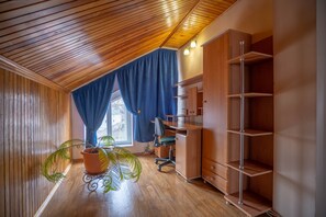 Individually furnished, blackout curtains, iron/ironing board, free WiFi