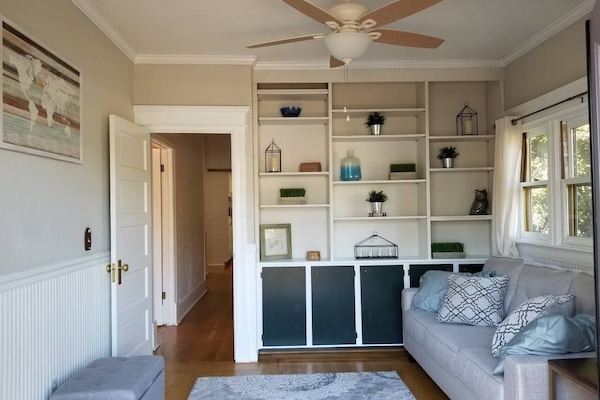 Library space w/ pull out couch (4th bedroom)