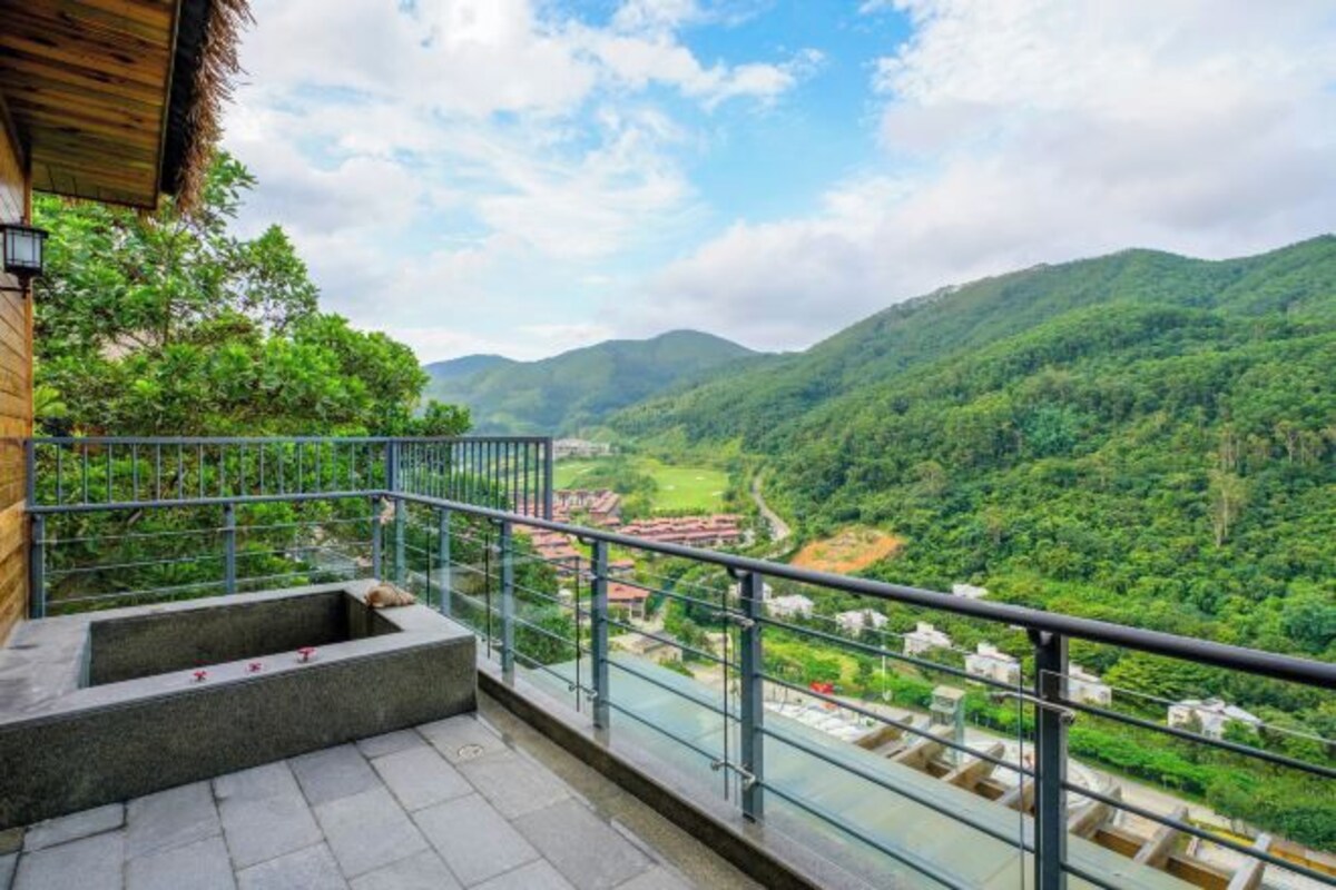 Hillside Starry Sky Hot Spring Villa 3-4 Rows (With Living Room)