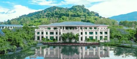 Vista frontal de la propiedad