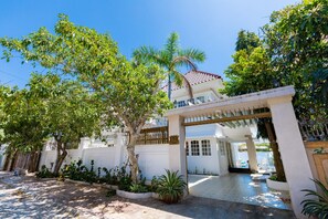 Vista frontal de la propiedad