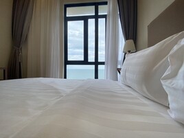 Decoración personalizada, muebles diferentes y escritorio 