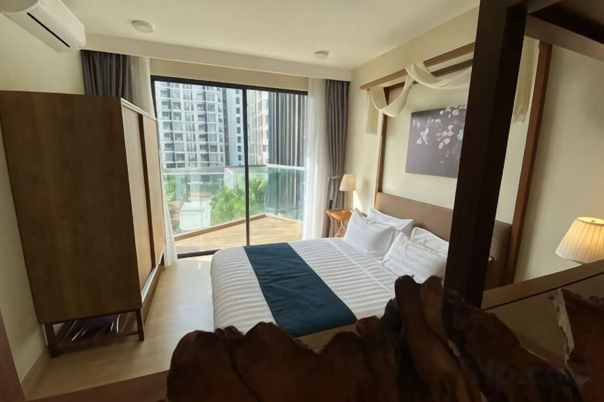 Escritorio, espacio para trabajar con laptop y cortinas blackout 