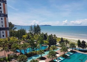 4 piscinas al aire libre, sombrillas