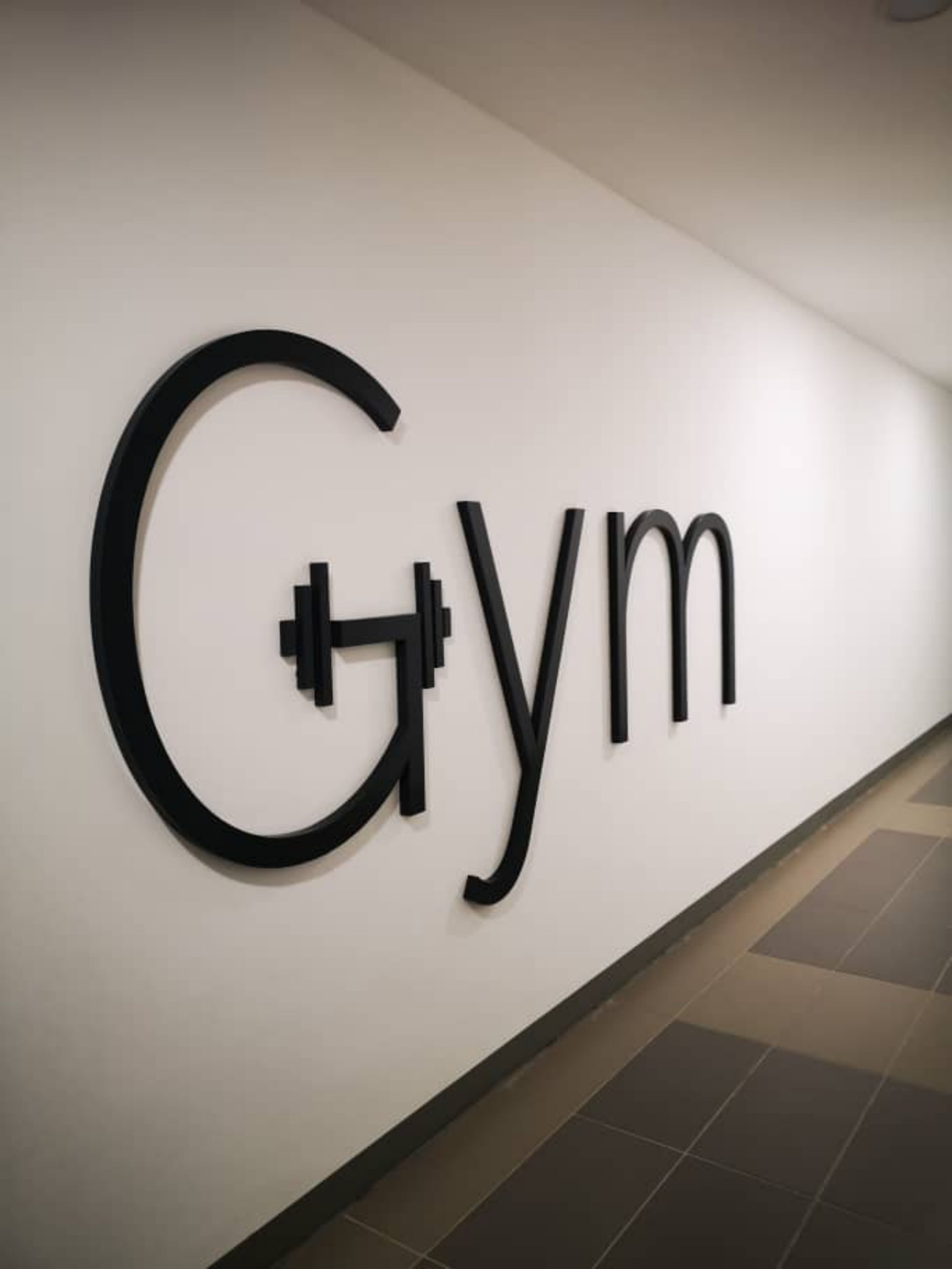 Pared com a palavra 'Gym' em letras grandes e negrito.