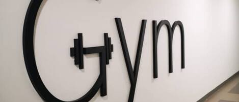 Pared com a palavra 'Gym' em letras grandes e negrito.