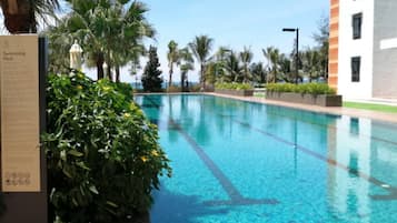 4 utomhuspooler med öppettider 07.00 till 22.00, och parasoller