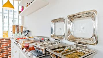 Desayuno buffet (INR 300 por persona) 