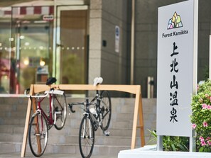 Un letrero con texto japonés y el logotipo de Forest Kamikita.