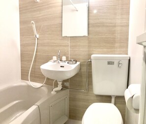 A bathroom with a bathtub, sink, and toilet. - TSUKI Tsuruhashi House (Osaka)