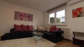 House, 3 Bedrooms | Living room | Flat-screen TV