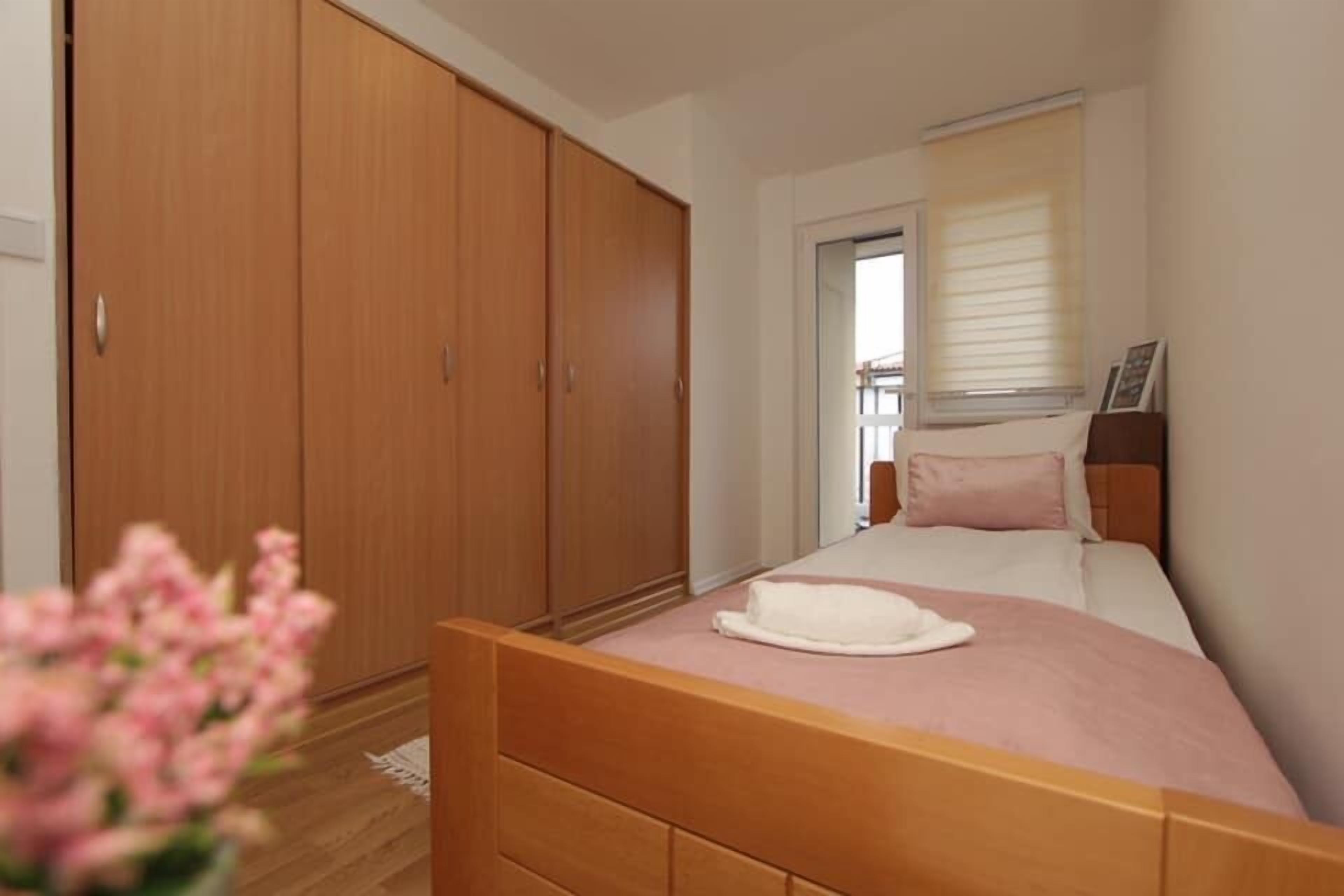 3 bedrooms, soundproofing, free WiFi, bed sheets