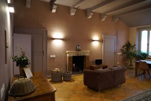 المنشأة من الداخل