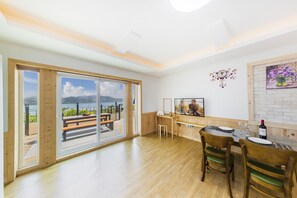 Deluxe Room (101) | Living area | LCD TV - Namhae Areum Pension (Namhae)