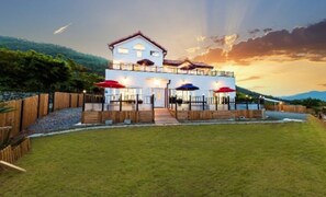 Majoituspaikan julkisivu illalla/yöllä