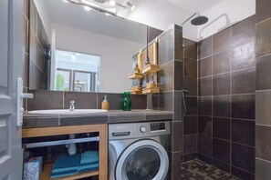Shower, hair dryer, towels, soap - Le Pétrel Blanc - apartment directly on the beach and lagoon (Les Trois Bassins, Réunion)