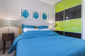 1 bedroom, desk, soundproofing, iron/ironing board - Le Pétrel Blanc - apartment directly on the beach and lagoon (Les Trois Bassins, Réunion)
