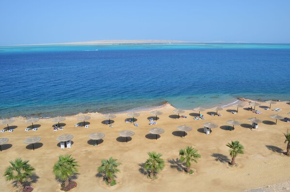 Playa privada y sombrillas 