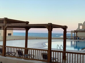 3 albercas al aire libre 