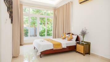 6 bedrooms, individually decorated, individually furnished, desk
