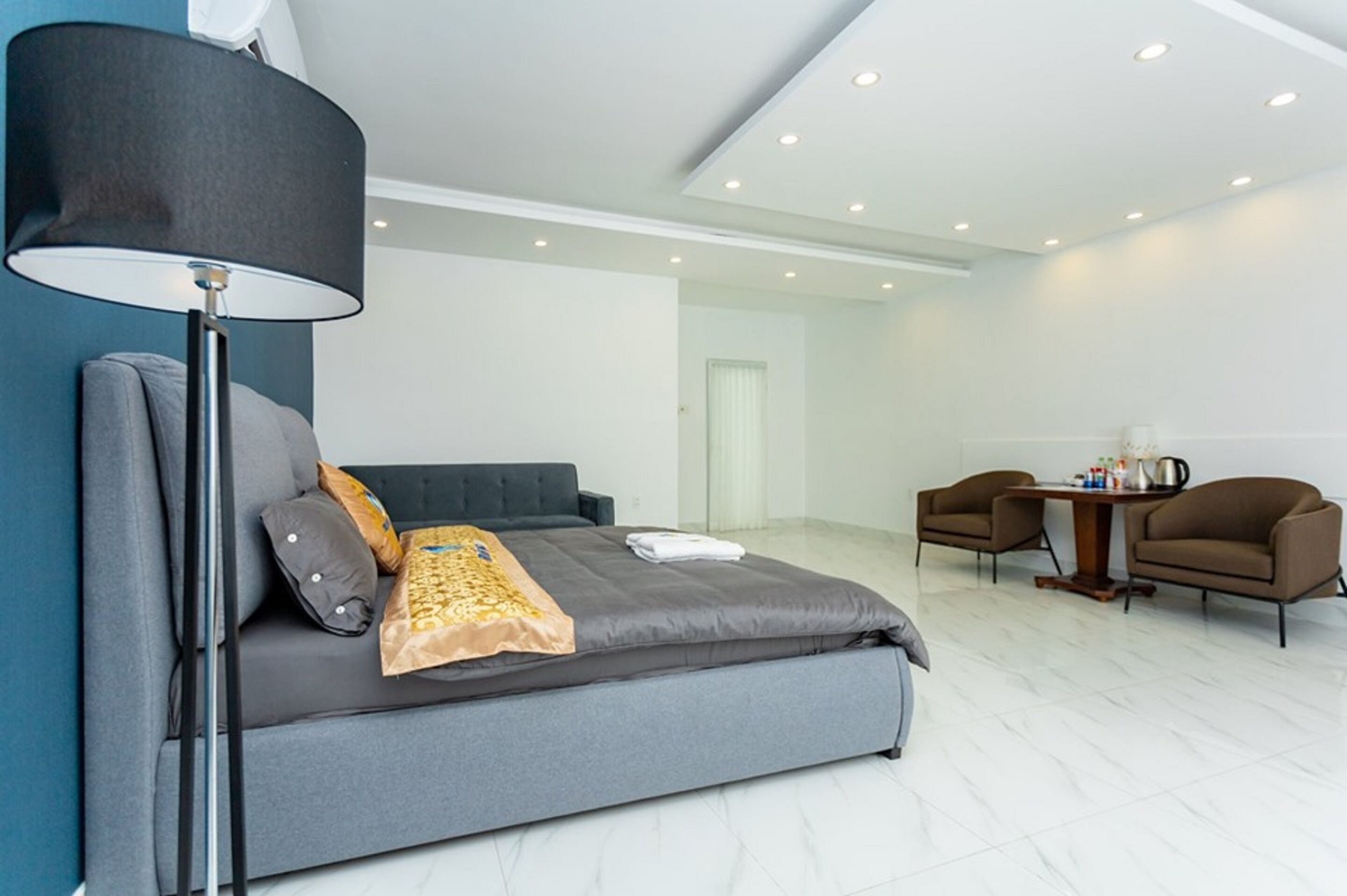 8 bedrooms, desk, blackout curtains, soundproofing