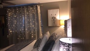 5 bedrooms, iron/ironing board, WiFi, bed sheets