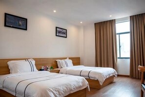 Desk, free WiFi, bed sheets - Bai Chuan Hotel (Sihanoukville)