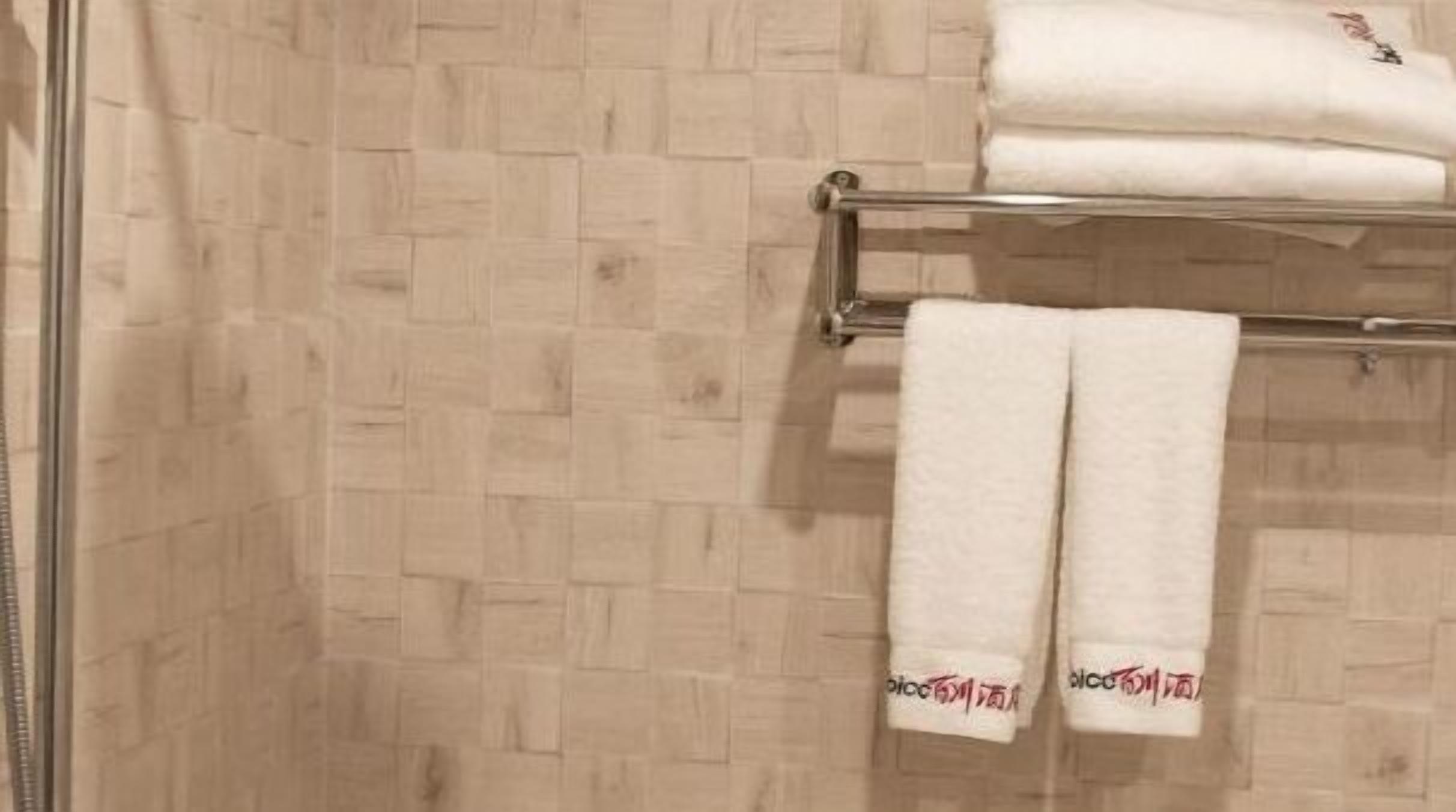 Ducha, artículos de higiene personal gratuitos, toallas y jabón