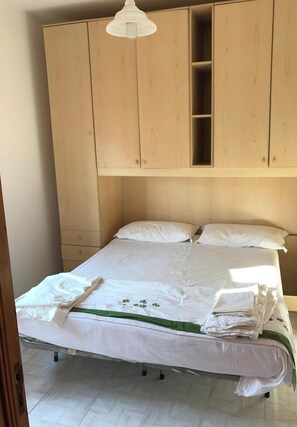 2 habitaciones y tabla de planchar con plancha 