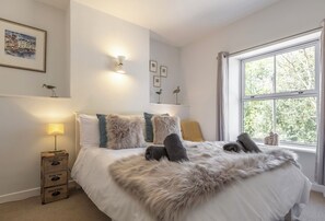 4 habitaciones, escritorio y tabla de planchar con plancha