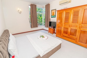 Villa Premier | 7 sovrum, individuell inredning, unika möbler och skrivbord