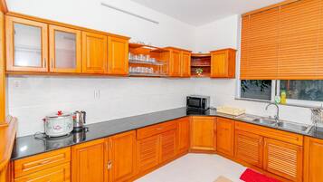 Premier Villa | Dapur peribadi | Peti sejuk, ketuhar gelombang mikro, dapur, cerek elektrik